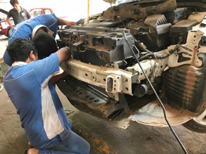 ช่างซ่อมแอร์รถยนต์มืออาชีพที่ผ่านการฝึกอบรมจากบริษัท เด็นโซ่ฯ ปราจีน - ร้านแอร์รถยนต์ ปราจีนแอร์